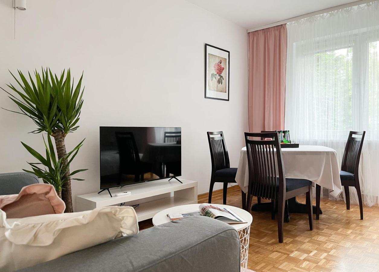 Flower House Warsaw Chopin Airport ภายนอก รูปภาพ